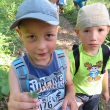 Jdeme pěšky lesem do Cakova.
