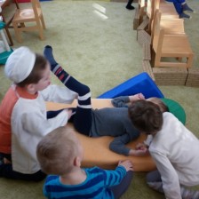 Kamarád stůně