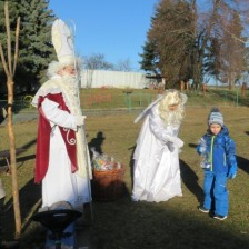 Mikuláš, čert a anděl na zahradě