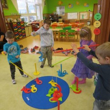 Návštěva prvňáčků u našeho stromečku.