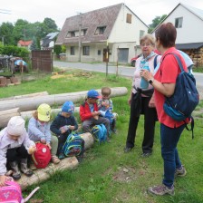 Pěšky lesem do Cakova.