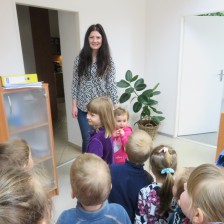 Prohlíželi jsme si knížky v knihovně.