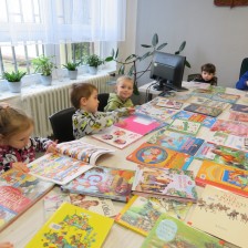 Prohlíželi jsme si knížky v knihovně.
