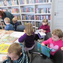 Prohlíželi jsme si knížky v knihovně.