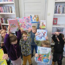 Prohlíželi jsme si knížky v knihovně.