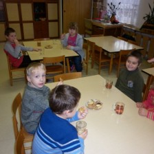 Prvňáčci se přišli podívat na náš stromeček