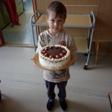 Šipkovaná. Spíme v mateřské škole.