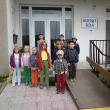 Šipkovaná. Spíme v mateřské škole.