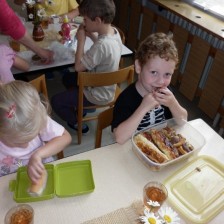 Šipkovaná. Spíme v mateřské škole.