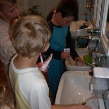 Šipkovaná. Spíme v mateřské škole.