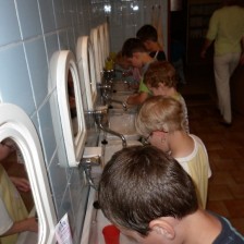 Šipkovaná. Spíme v mateřské škole.