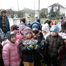 Velikonoční slepička a zajíček přišli i ve sněhu