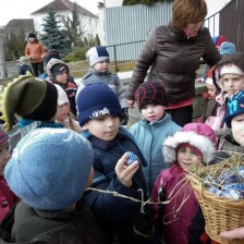 Velikonoční slepička a zajíček přišli i ve sněhu