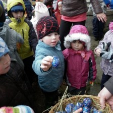 Velikonoční slepička a zajíček přišli i ve sněhu