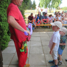 Zahradní slavnost s pasováním předškoláků.