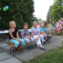 Zahradní slavnost s pasováním předškoláků.