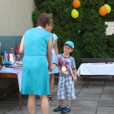 Zahradní slavnost s pasováním předškoláků.
