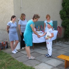 Zahradní slavnost s pasováním předškoláků.